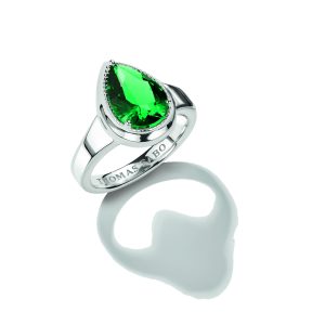 Eleganter Ring aus poliertem Silber mit einem großen tropfenförmigen Schmuckstein in leuchtendem Smaragdgrün. Der facettierte Stein ist in einer geschwungenen Fassung mit feinen Zierdetails eingefasst und wird von einer breiten Ringschiene getragen. Die Kombination aus glänzendem Silber und intensivem Grün verleiht dem Schmuckstück eine edle und ausdrucksstarke Ausstrahlung. Präsentiert auf hellem Hintergrund mit dekorativem Schatten.