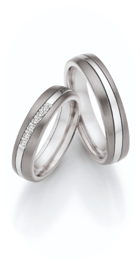 Zwei matte Weißgoldringe mit Diamantbesatz und feiner Mittelrille