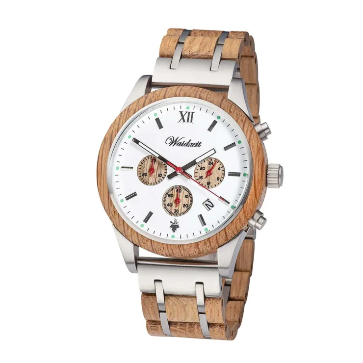 Freigestellte Produktaufnahme einer Waidzeit Chronographenuhr mit weißem Zifferblatt, natürlicher Holzlünette und kombiniertem Edelstahl-Holzarmband. Die Uhr verfügt über drei Hilfszifferblätter, eine Datumsanzeige bei 4 Uhr, silberfarbene Zeiger mit rotem Sekundenzeiger sowie ein markantes Design aus Holz und Edelstahl.