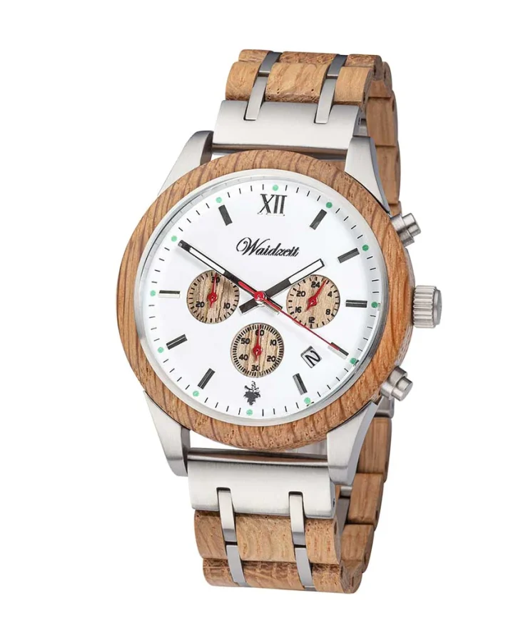 Freigestellte Produktaufnahme einer Waidzeit Chronographenuhr mit weißem Zifferblatt, natürlicher Holzlünette und kombiniertem Edelstahl-Holzarmband. Die Uhr verfügt über drei Hilfszifferblätter, eine Datumsanzeige bei 4 Uhr, silberfarbene Zeiger mit rotem Sekundenzeiger sowie ein markantes Design aus Holz und Edelstahl.