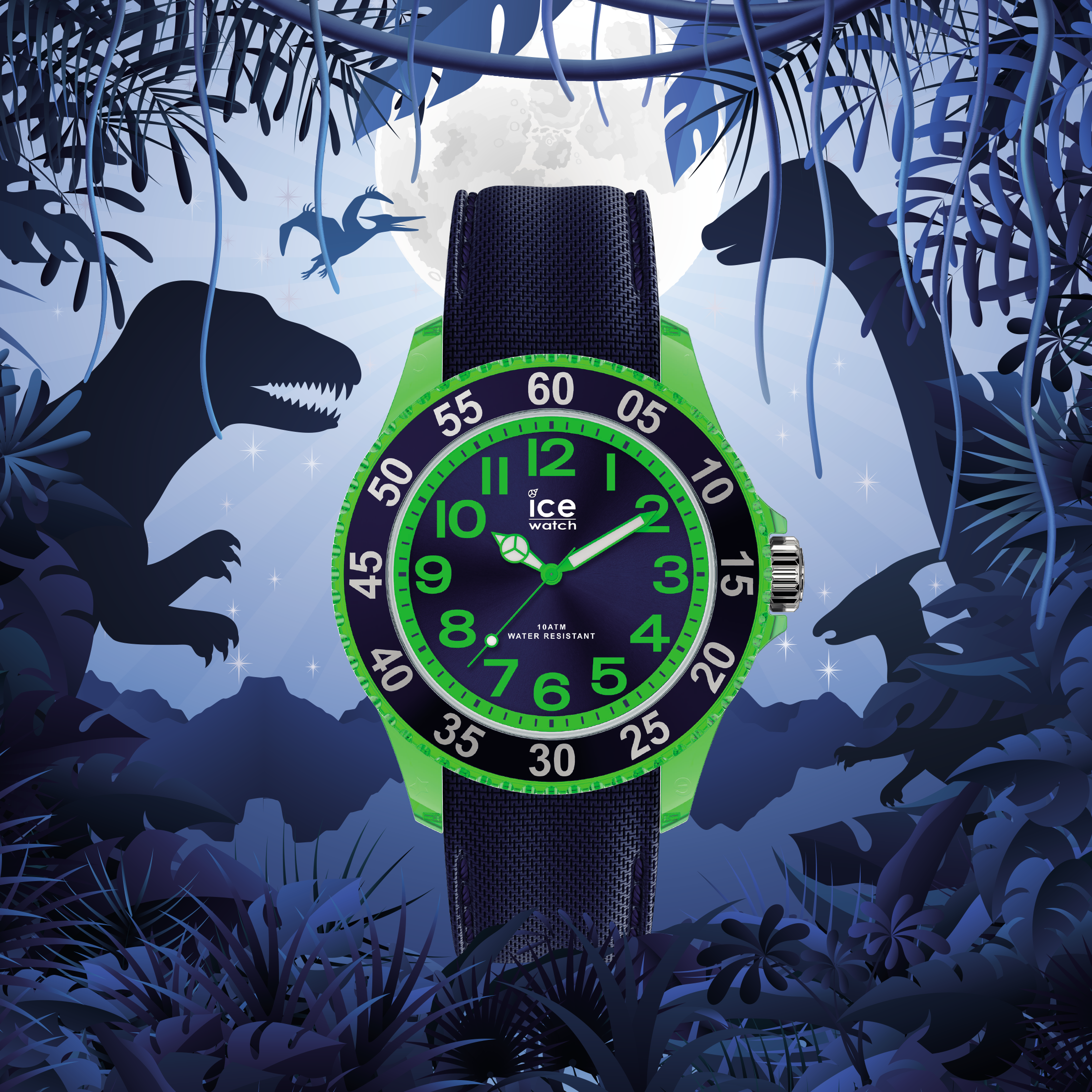 Kinderarmbanduhr von Ice-Watch in Dunkelblau und Neongrün vor einer fantasievollen Dinosaurier-Kulisse mit Silhouetten von Dinosauriern und Dschungelpflanzen