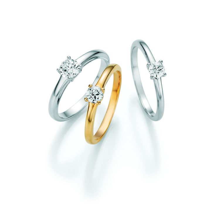Elegante Verlobungsringe aus Weißgold und Gelbgold mit funkelndem Brillanten in Krappenfassung. Zeitloses Design mit klaren Linien und maximaler Brillanz – ein Symbol für Liebe und Beständigkeit.