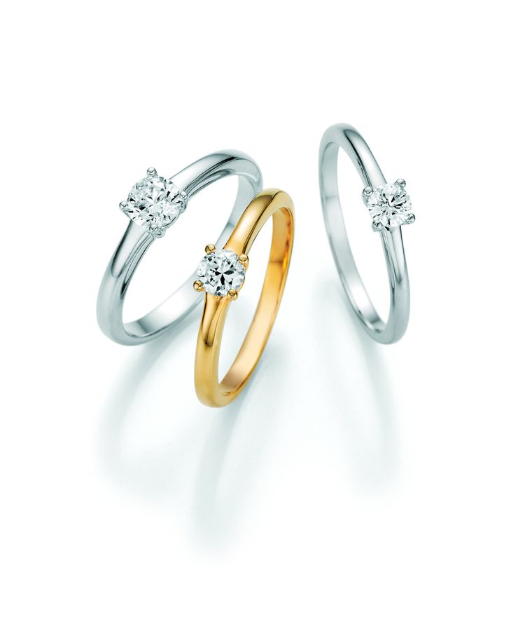 Elegante Verlobungsringe aus Weißgold und Gelbgold mit funkelndem Brillanten in Krappenfassung. Zeitloses Design mit klaren Linien und maximaler Brillanz – ein Symbol für Liebe und Beständigkeit.