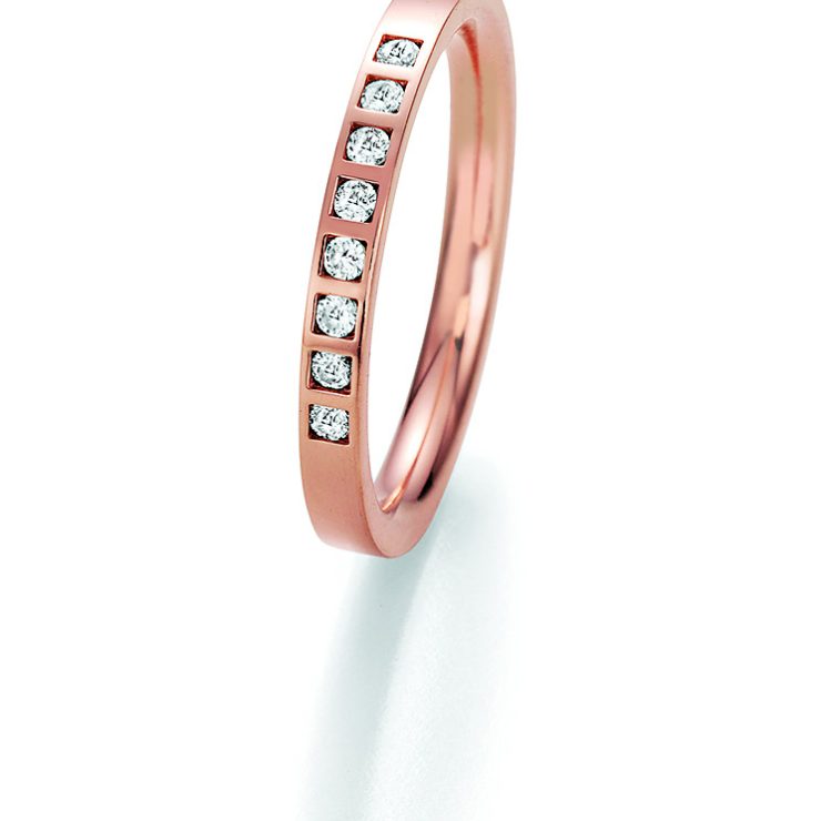 Schmaler Ring aus Roségold mit seitlich gefassten Diamanten