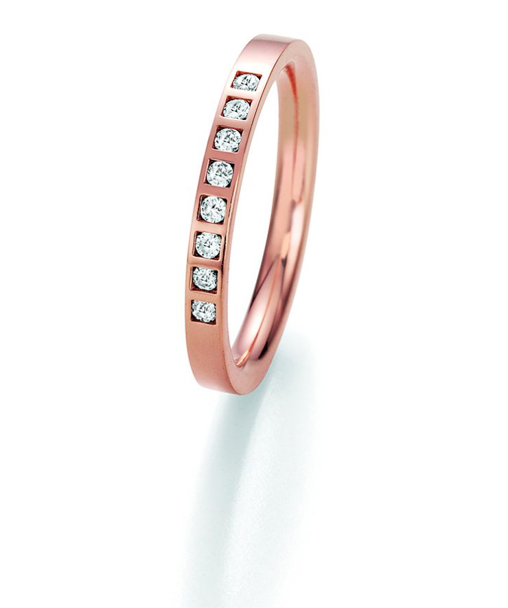 Schmaler Ring aus Roségold mit seitlich gefassten Diamanten