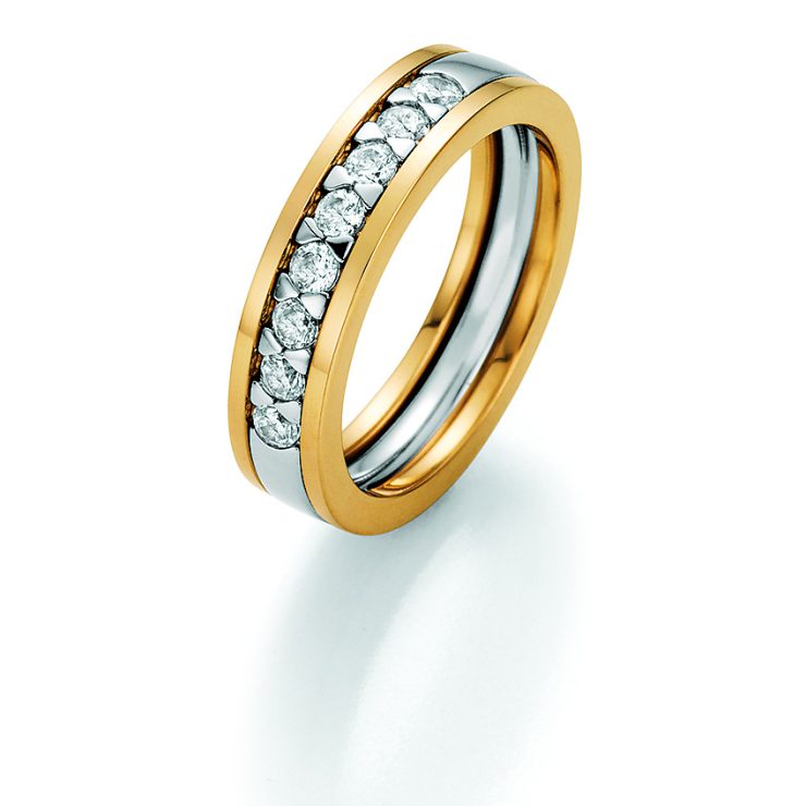 Edler Ring in Gelb- und Weißgold mit mittig verlaufender Reihe funkelnder Brillanten in eleganter Kanalfassung für einen zeitlosen und luxuriösen Look