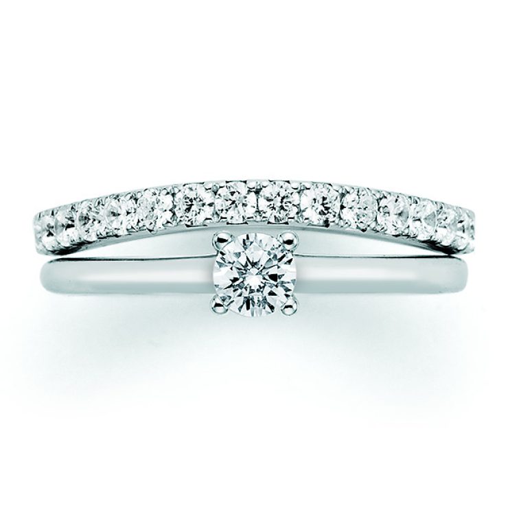 Eleganter Ring aus Weißgold mit zentralem Brillanten in Krappenfassung und funkelnder Pavé-Diamantschiene für einen zeitlosen und luxuriösen Auftritt