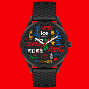 Schwarze ICE Watch Armbanduhr mit strukturiertem schwarzem Silikonarmband, schwarzem Gehäuse, schwarzem Zifferblatt mit Coca-Cola-Logos in mehreren Sprachen und Farben, weißen Zeigern und solarbetriebenem Uhrwerk.