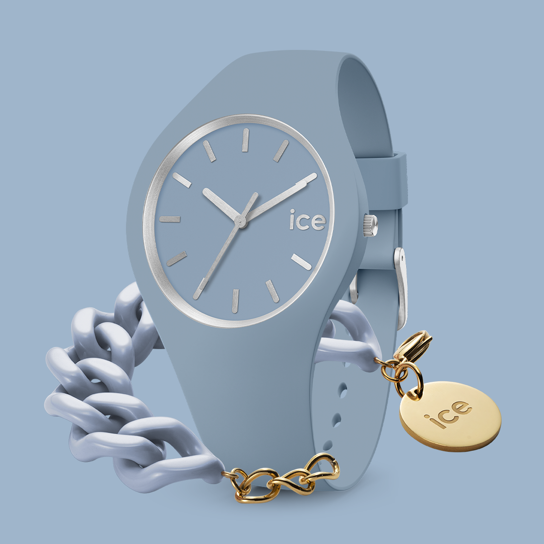 Moderne ICE Watch in Hellblau mit farblich passendem Silikonarmband, hellblauem Zifferblatt, dekorativer Gliederkette und goldfarbenem ICE-Anhänger vor einfarbigem Hintergrund.